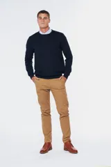 Pantalón de gabardina azul marino con corte slim fit, tiro medio y cierre de botón. Cuenta con bolsillos traseros con botón y etiqueta de marca.