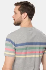 Remera de manga corta color blanco con diseño de rayas horizontales en tonos pastel en el pecho y cuello redondo.