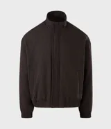 Campera bomber puffer de color marrón oscuro, confeccionada en poliéster con acabado texturizado. Presenta cuello alto, cierre frontal con cremallera, puños y ruedo elásticos.
