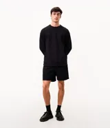 Buzo masculino de cuello redondo y manga larga, confeccionado en tejido con textura waffle o nido de abeja. Presenta un diseño cerrado y minimalista, ideal para un estilo casual y contemporáneo.
