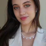 Collar plateado con cadena de eslabones pequeños y siete dijes de mariposas cubiertos de cristales.