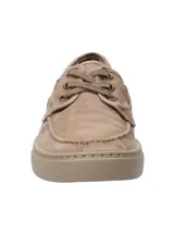 Sneaker tipo náutico color café claro, confeccionado en algodón orgánico con cordones al tono y suela de goma al tono.