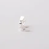 Aros tipo argolla pequeña de plata 925, con diseño moderno y una circonia incrustada en la parte superior.