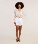 Short blanco de tiro alto, confeccionado en sarga de algodón.