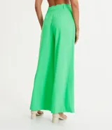 Pantalón recto de crepé color verde neón, con cintura alta acabada en forma ondulada. Prenda con trabillas, botón tipo escudo, bolsillos delanteros y traseros y detalle de pliegues delanteros.