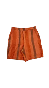 Bermuda a la rodilla con rayas verticales color salmón y gris. Tiene tiro medio, calce relajado, cierre con botones y ganchito oculto en la cintura, y bolsillos laterales.