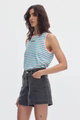 Top musculosa a rayas horizontales marrones y negras, con escote redondo y pequeño texto estampado en el centro del pecho.