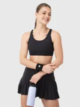 Top deportivo de sujeción baja, color negro, con escote redondo y diseño de espalda deportiva. Cuenta con almohadillas removibles.