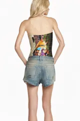 Short de jean de tiro alto con roturas y detalles desfiados en los laterales.