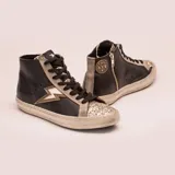 Zapatillas de media caña de cuero vacuno negro con puntera de glitter plateado, cordones negros y suela de goma. Presentan un rayo plateado en el lateral.