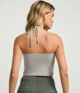 Musculosa corta de algodón color gris, con escote halter y espalda descubierta.