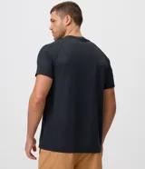 Remera deportiva Get Over de poliéster y elastano, color negro, con tecnología dry, cuello redondo y mangas cortas de corte raglán con detalles de líneas en contraste.