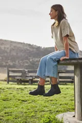 Botas tipo chelsea Blundstone modelo 500, confeccionadas en cuero premium aceitado color marrón oscuro. Presentan paneles elásticos laterales en tono marrón, tiradores en la parte superior y suela de goma antideslizante con sistema de absorción de impactos.