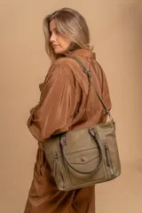 Cartera tipo tote de diseño estructurado en símil cuero, con doble asa rígida y correa regulable. Presenta múltiples bolsillos frontales con cierre y solapa, ofreciendo un estilo versátil y espacioso.