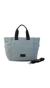 Cartera tipo tote de nylon color malva, con diseño capitoneado de líneas verticales en el frente y rombos en los laterales. Cuenta con doble asa de mano en color negro, bolsillos laterales y un parche decorativo con logo en la parte frontal.