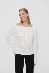 Sweater de tejido calado con diseño de fantasía, corte holgado, cuello bote y mangas largas.