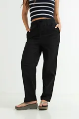 Pantalón blanco de lino y viscosa, de corte ancho y largo cropped.