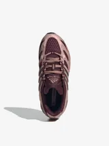 Championes Adidas Adistar Mld W de color bordó, con detalles metalizados y base de malla perforada transpirable. Inspirados en el running clásico, cuentan con mediasuela con amortiguación y las clásicas tres bandas de la marca.
