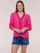 Blusa blanca de bambula con escote en V, pechera de encaje y mangas 3/4 abullonadas con detalles de puntilla.