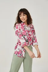 Camisa de manga larga con estampado abstracto en tonos marrones y blancos, cuello camisero y cierre frontal con botones. Puños con detalle de estampado animal print.