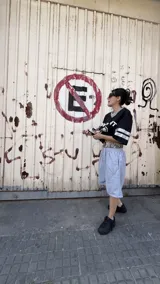 Bermuda gris con doble cintura y estampado de camuflaje en el interior de la cintura.