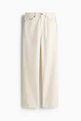 Pantalón jean de tiro alto en color crudo, con diseño de cinco bolsillos, corte recto y holgado de cadera a bajo.