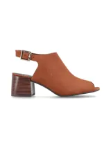 Sandalia peep toe de cuero color tostado con taco bloque simil madera, diseño destalonado y tira con hebilla metálica ajustable en el tobillo.