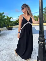 Vestido largo negro de fiesta con breteles finos y galones de piedras plateadas en escote y sisas.