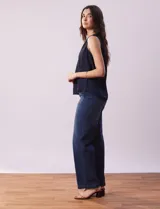 Blusa azul de gasa marca Zac & Rachel, con cuello a la base, escote en V y lazo de ajuste.