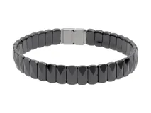 Pulsera de eslabones de cerámica negra con acabado facetado y cierre de seguridad de acero inoxidable.