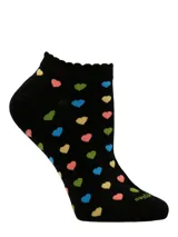 Medias cortas de algodón color negro con estampado de corazones pequeños en colores vibrantes como amarillo, rosa, verde y azul.