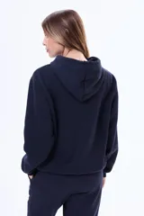 Buzo tipo canguro de felpa color marrón, con capucha ajustable mediante cordones y bolsillo frontal tipo canguro.