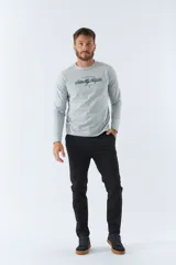 Remera gris de manga larga con cuello redondo y estampado frontal con la frase "Actually Perfect".