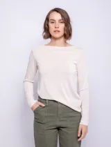 Remera color beige de manga larga con escote recto.