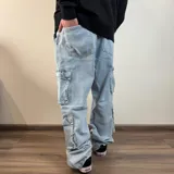 Jean cargo de corte baggy en color azul lavado, con múltiples bolsillos laterales tipo cargo y cierre frontal.