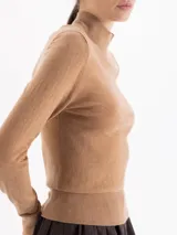Polera de tejido fino con cuello alto, manga larga y calce entallado al cuerpo.