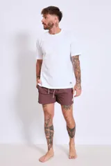 Short de baño color marrón con cordón ajustable en la cintura.
