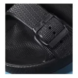 Sandalias chancletas de goma color beige con diseño texturizado en la suela, doble tira ajustable con hebillas y estilo slip-on.