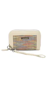 Billetera mediana con cierre perimetral, confeccionada en cuero sintético rosa y detalle central de tejido tipo telar con rayas verticales en amarillo, rosa y negro. Incluye correa de mano desmontable y placa metálica con logo de la marca.