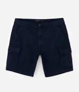 Bermuda de sarga negra de corte recto y holgado para hombre, con bolsillos cargo laterales con solapa, cintura con pasadores y cierre frontal con botón y cremallera.