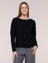 Buzo de punto fino color negro, con escote redondo amplio, mangas largas de hombro caído y apliques de tachas metálicas doradas en los hombros.