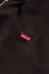 Buzo con capucha y cierre frontal completo de la marca Levi's. Presenta un diseño liso en color negro con bolsillos tipo canguro y el logo de la marca bordado en el pecho.