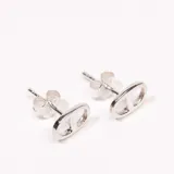 Par de caravanas plateadas con forma ovalada y diseño calado.