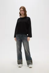 Remera de manga larga confeccionada en viscosa, con cuello redondo a la base y diseño holgado.