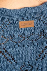 Sweater de tejido de punto calado color marrón, con diseño oversize, cuello redondo y mangas tres cuartos.