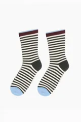 Medias de caña media con diseño de rayas horizontales en color verde oscuro y blanco. Presentan detalles en contraste en la puntera y el puño superior en tonos celeste y bordó.