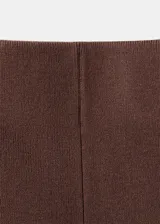 Pantalón capri de punto fino color marrón, de diseño entallado con aberturas laterales en el bajo.