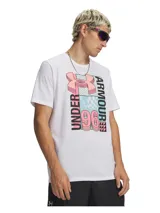 Remera de manga corta Under Armour con cuello redondo acanalado. Presenta un estampado gráfico frontal con el logo de la marca y tipografía retro en tonos rosado, celeste y negro sobre fondo blanco.