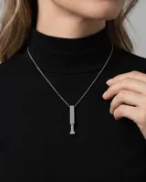 Collar de acero con cadena fina y dije en forma de barrita vertical deslizable, diseñada para ser grabada.