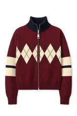 Campera tejida de punto con cierre frontal completo y cuello alto. Presenta un diseño con patrón de rombos en la parte central y franjas horizontales en las mangas.